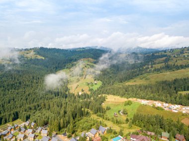 Ukrayna Karpatlarının dağlarında yüksek uçuş. Hava aracı görünümü.