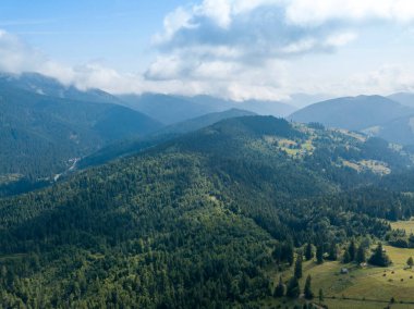 Yazın Ukrayna Karpatları 'nın yeşil dağları. Güneşli bir gün. Hava aracı görünümü.