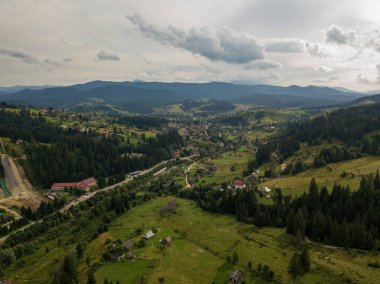 Ukrayna Karpatları 'nın dağlarına yerleşmek. Hava aracı görünümü.
