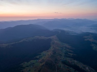 Bir yaz sabahı Ukrayna Karpatları dağları. Hava aracı görünümü.