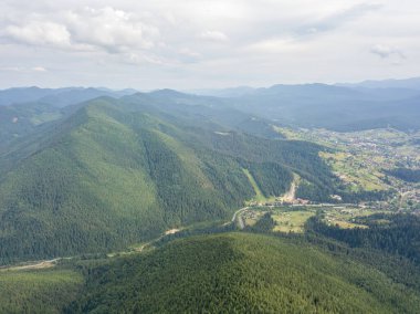 Yazın Ukrayna Karpatları 'nın yeşil dağları. Hava aracı görünümü.