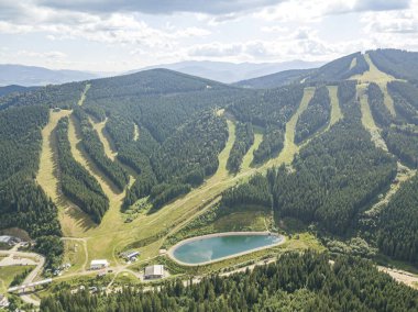 Güneşli havada Ukrayna Karpatlarının yüksek dağları. Hava aracı görünümü.