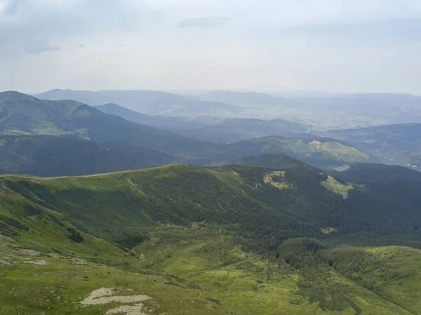 Wysokie Góry Karpat Ukraińskich Pochmurne Dni Widok Drona Powietrza — Zdjęcie stockowe