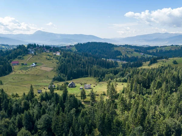 Yazın Ukrayna Karpatları 'nın yeşil dağları. Güneşli bir gün. Hava aracı görünümü.