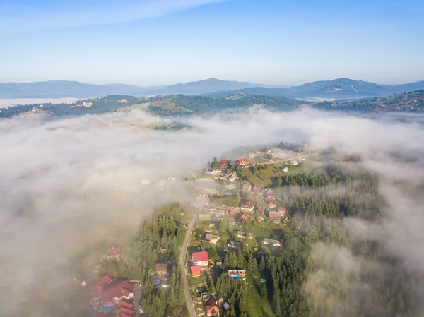 Assentamento Montanha Nos Cárpatos Ucranianos Névoa Manhã Vista Aérea Drones — Fotografia de Stock