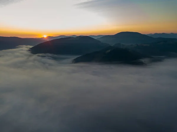 Amanecer Sobre Niebla Los Cárpatos Ucranianos Vista Aérea Del Dron — Foto de Stock