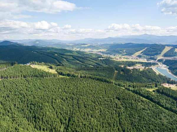 晴れた日にウクライナのカルパチア山脈の高い山 空中ドローンビュー — ストック写真