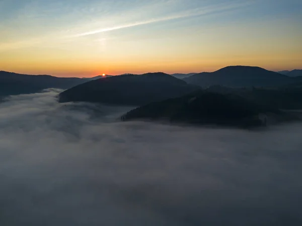 Sonnenaufgang Über Dem Nebel Den Ukrainischen Karpaten Drohnenblick Aus Der — Stockfoto