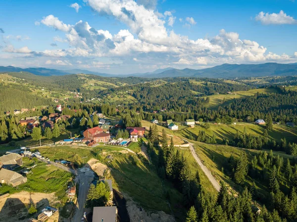 Bergsiedlung Den Ukrainischen Karpaten Drohnenblick Aus Der Luft — Stockfoto