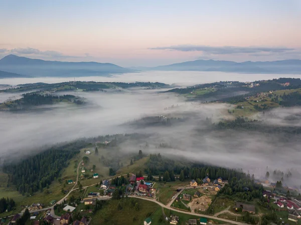Montaña Asentamiento Los Cárpatos Ucrania Niebla Mañana Vista Aérea Del — Foto de Stock