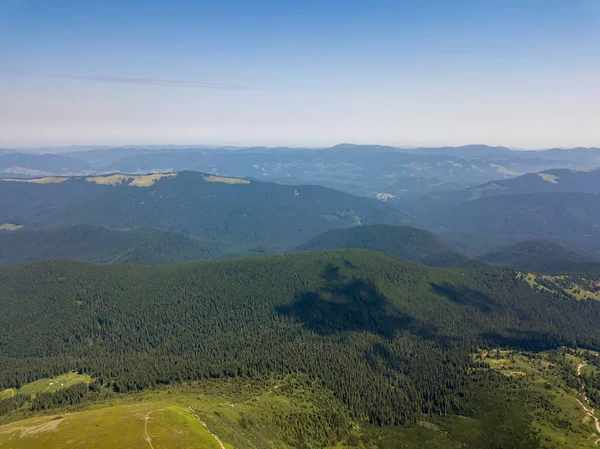 Hoge Bergen Van Oekraïense Karpaten Bij Bewolkt Weer Luchtdrone Zicht — Stockfoto