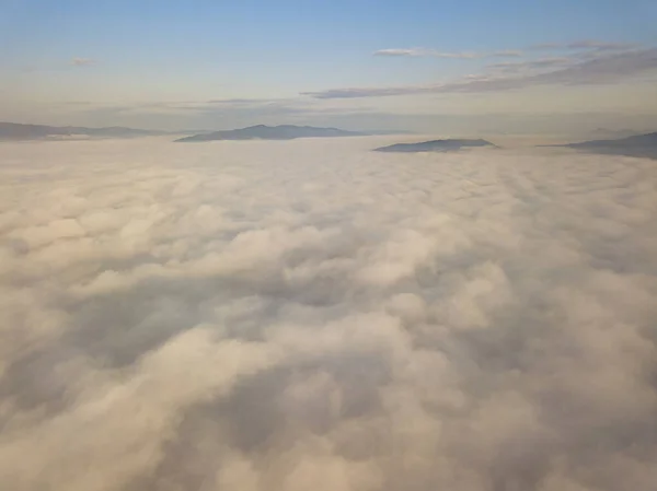 Υψηλή Πτήση Πάνω Από Σύννεφα Αεροφωτογραφία Τηλεκατευθυνόμενου — Φωτογραφία Αρχείου
