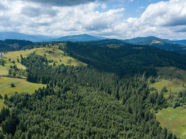 绿色的乌克兰喀尔巴阡山脉 空中无人驾驶飞机视图 — 图库照片