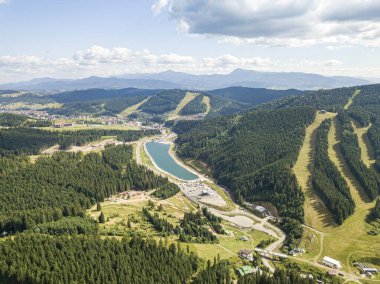 Güneşli havada Ukrayna Karpatlarının yüksek dağları. Hava aracı görünümü.