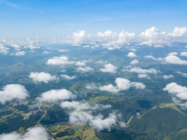 Ukrayna Karpatlarının dağlarında yüksek uçuş. Hava aracı görünümü.