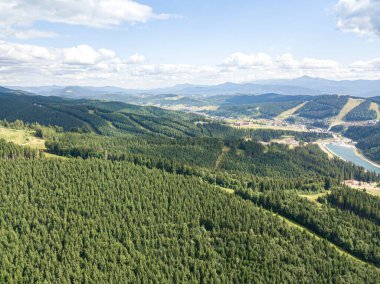 Güneşli havada Ukrayna Karpatlarının yüksek dağları. Hava aracı görünümü.