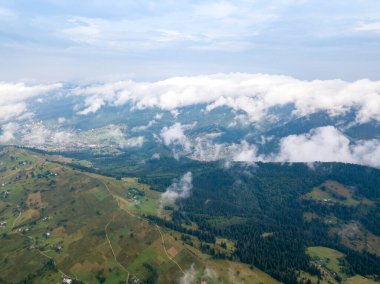 Ukrayna Karpatlarının dağlarında yüksek uçuş. Hava aracı görünümü.