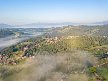 Sabah sisinde Ukrayna Karpatları 'na dağ yerleşimi. Hava aracı görünümü.
