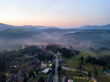 Bir yaz sabahı Ukrayna Karpatları dağları. Hava aracı görünümü.
