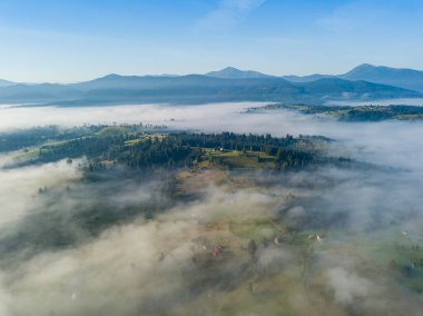 Ukrayna Karpatları 'nda sabah sisi. Hava aracı görünümü.