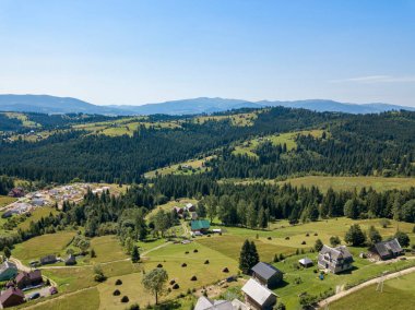 Yazın Ukrayna Karpatları 'nın yeşil dağları. Güneşli açık bir gün. Hava aracı görünümü.