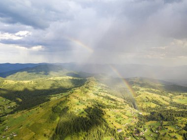 Ukrayna Karpatlarının dağlarında gökkuşağı. Hava aracı görünümü.