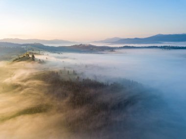 Ukrayna Karpatları 'nda sabah sisi. Hava aracı görünümü.