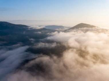 Ukrayna Karpatları 'nda sabah sisi. Hava aracı görünümü.