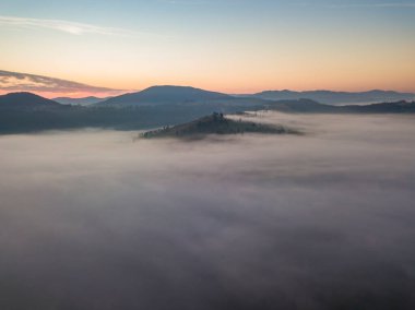 Ukrayna Karpatları 'nda sabah sisi. Hava aracı görünümü.