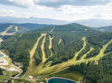 Güneşli havada Ukrayna Karpatlarının yüksek dağları. Hava aracı görünümü.