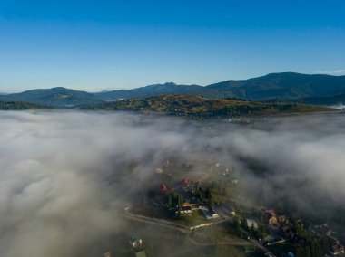 Sabah sisinde Ukrayna Karpatları 'na dağ yerleşimi. Hava aracı görünümü.