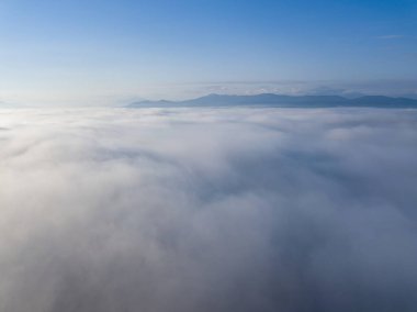 Ukrayna Karpatları 'nda sabah sisi. Hava aracı görünümü.