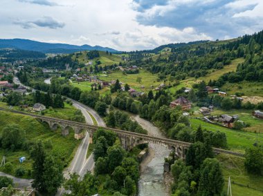 Dağlardaki eski demiryolu köprüsü. Ukraynalı Karpatlar. Hava aracı görünümü.