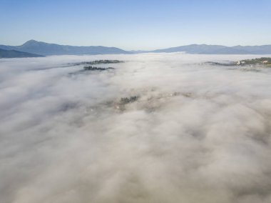 Ukrayna Karpatları 'nda sabah sisi. Hava aracı görünümü.