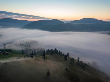 Ukrayna Karpatları 'nda sabah sisi. Hava aracı görünümü.