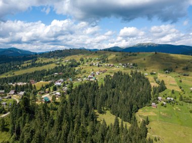 Yazın Ukrayna 'nın yeşil Karpatları. Hava aracı görünümü.
