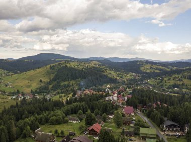 Bir yaz sabahı Ukrayna Karpatları dağları. Hava aracı görünümü.
