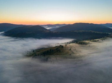 Ukrayna Karpatları 'nda sabah sisi. Hava aracı görünümü.