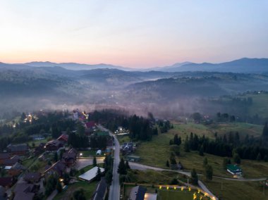 Bir yaz sabahı Ukrayna Karpatları dağları. Hava aracı görünümü.