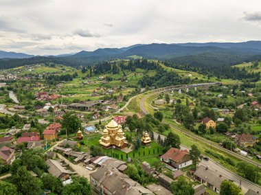 Ukrayna Karpatları 'nın dağlarına yerleşmek. Hava aracı görünümü.