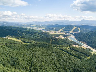Güneşli havada Ukrayna Karpatlarının yüksek dağları. Hava aracı görünümü.