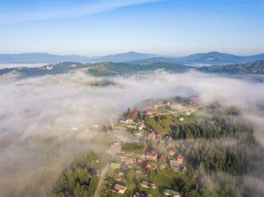 Sabah sisinde Ukrayna Karpatları 'na dağ yerleşimi. Hava aracı görünümü.