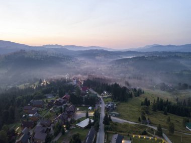 Bir yaz sabahı Ukrayna Karpatları dağları. Hava aracı görünümü.