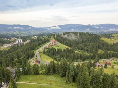 Bir yaz sabahı Ukrayna Karpatları dağları. Hava aracı görünümü.