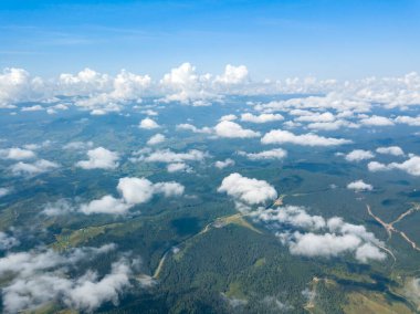 Ukrayna Karpatlarının dağlarında yüksek uçuş. Hava aracı görünümü.