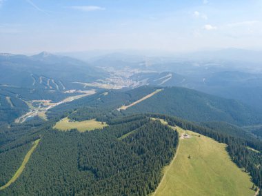 Yazın Ukrayna Karpatları 'nın yeşil dağları. Güneşli bir gün, nadir bulutlar. Hava aracı görünümü.