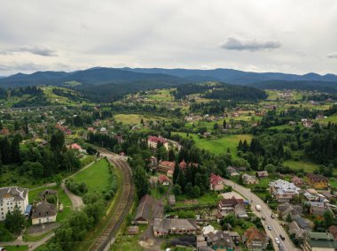 Ukrayna Karpatları 'nın dağlarına yerleşmek. Hava aracı görünümü.