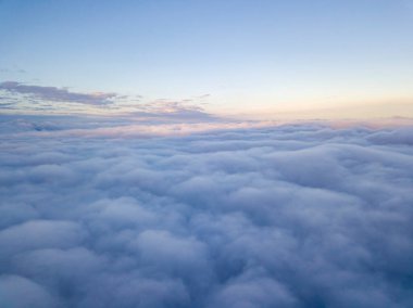 Bulutların üstünde yüksek bir uçuş. Hava aracı görünümü.