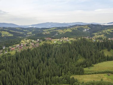 Yazın Ukrayna Karpatları 'nın yeşil dağları. Hava aracı görünümü.