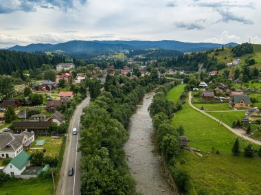 Ukrayna Karpatları 'nın dağlarına yerleşmek. Hava aracı görünümü.